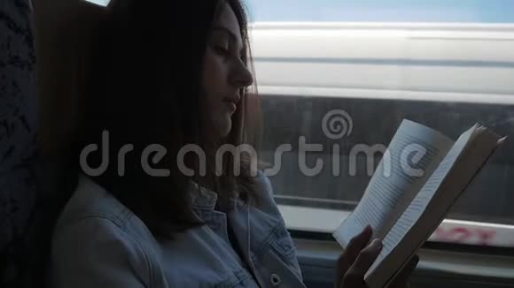 年轻女子乘公共汽车和看书女孩在车窗前的车里旅行视频的预览图