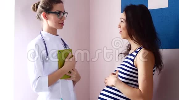 怀孕妇科医学保健和人的概念妇科医生和孕妇会议视频的预览图