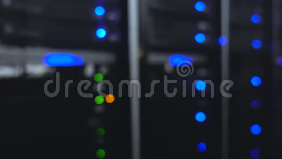 数据中心服务器机房背景模糊闪烁的蓝色领结视频的预览图