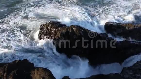 潮汐钻孔海浪拍打着岩石视频的预览图