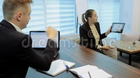 商界女性从老板那里得到指引视频的预览图