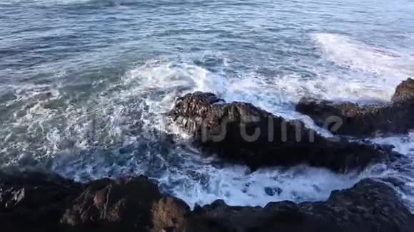 潮汐钻孔海浪拍打着岩石视频的预览图