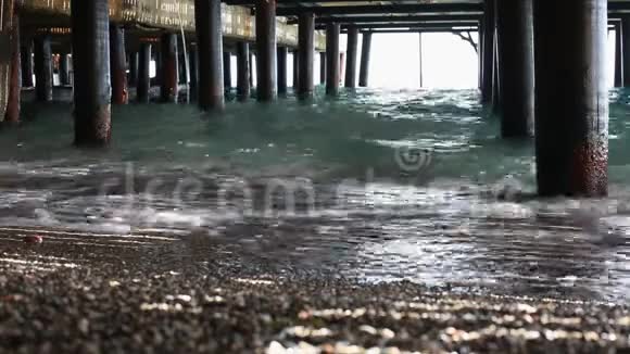 码头地下室下的软海浪视频的预览图