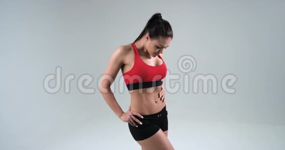 一个年轻的运动女孩的身体被孤立在白色的背景上健康健身和饮食生活方式理念慢慢视频的预览图