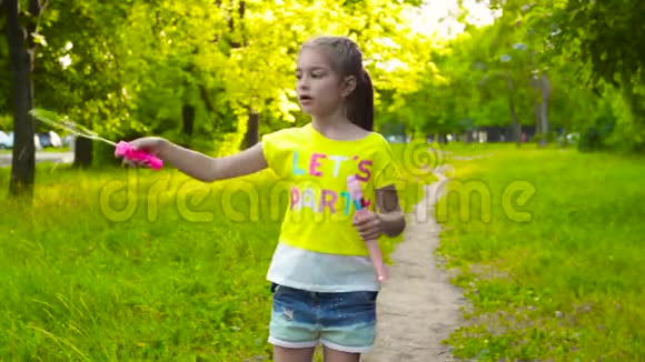 夏天公园玩肥皂泡的小女孩视频的预览图