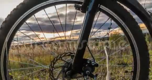 在夕阳下摄像机沿着自行车移动美丽的景观时间流逝过度流逝视频的预览图