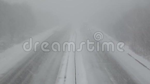 暴风雪中的高速公路交通视频的预览图