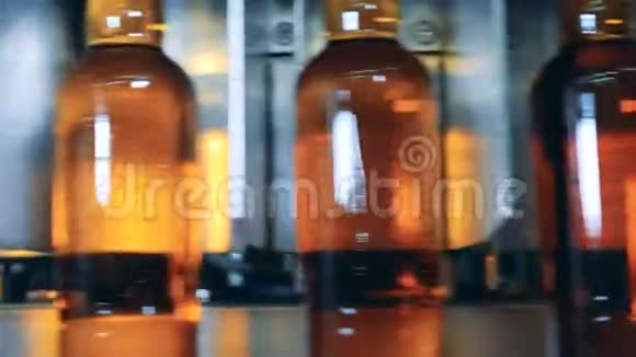 靠近装满啤酒的移动玻璃瓶视频的预览图