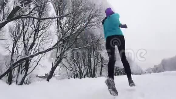冬天在城市公园跑步的孤独女孩视频的预览图