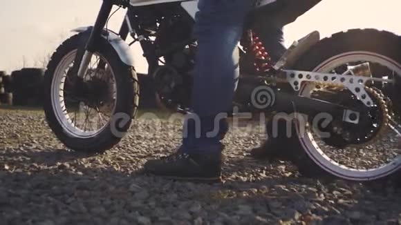摩托车手在沙漠中做轮胎烧坏慢动作职业摩托车手在地面上颠簸着开着摩托车视频的预览图