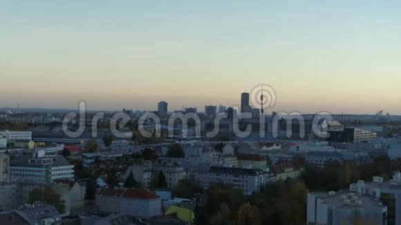 日落时的无人机空中维也纳天际线金色小时蓝色小时视频的预览图
