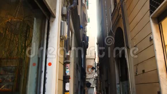 从下面向天空的小巷典型的狭窄街道在热那亚中心视频的预览图