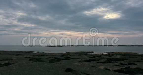 日落时一幅美丽的悬崖景观海洋和五颜六色的天空的延时镜头视频的预览图