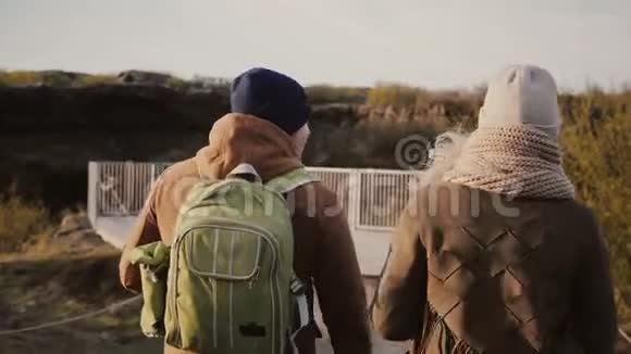 一对年轻夫妇一起走在山谷上男人和女人在冰岛探索自然公园视频的预览图