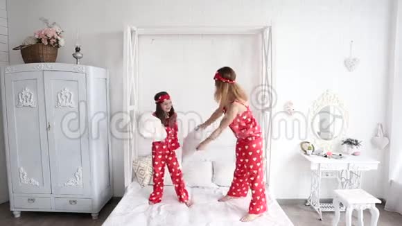 妈妈和女儿在枕头大战视频的预览图