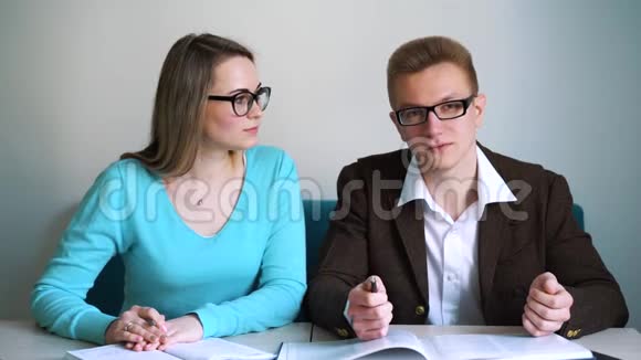 男女学生坐在桌前回答问题视频的预览图