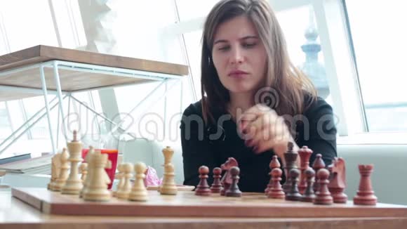 女商人在办公室下棋时思考头痛有策略视频的预览图