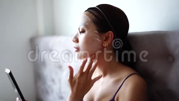 美容面膜在面部治疗妇女美容和时尚概念视频的预览图