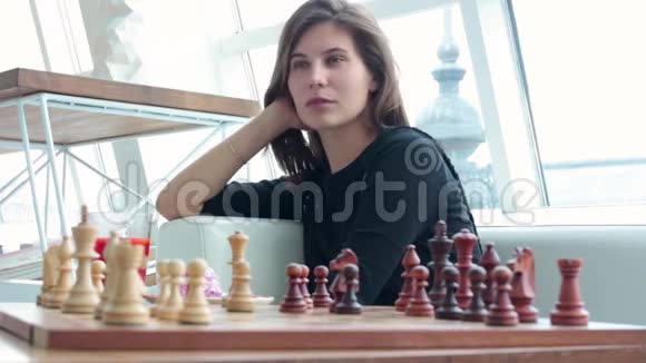 女人在室内下棋和思考位置找到制胜之招策略高清视频的预览图