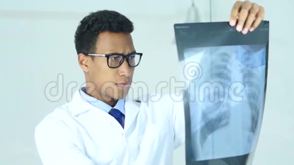 严重医生检查病人肺和胸腔的X线视频的预览图