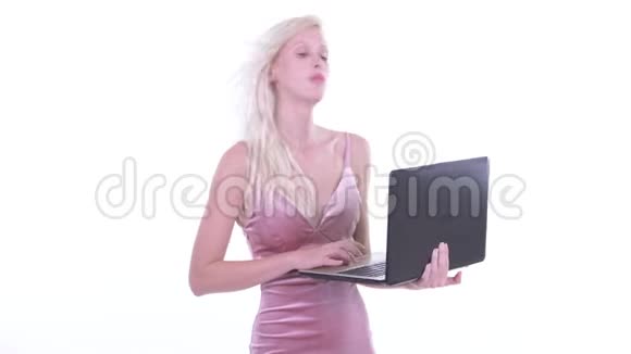 一位年轻漂亮的金发美女在说手提电脑视频的预览图
