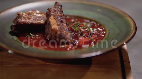美味的红色罗宋汤肉在深银盘里特写视频的预览图