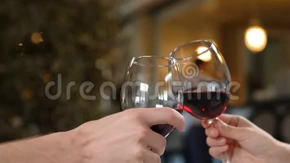 宏男女人坐在餐厅里夹着红酒的眼镜视频的预览图