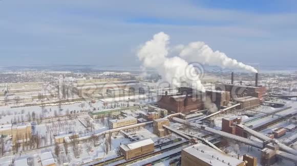 工业区冬季烟道鸟瞰图视频的预览图