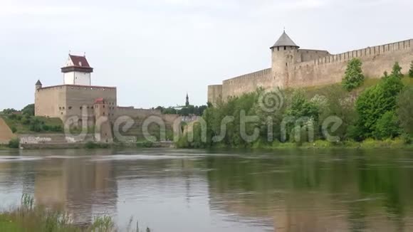 赫尔曼纳瓦河上的城堡和伊万哥罗德要塞俄罗斯和爱沙尼亚的边界视频的预览图