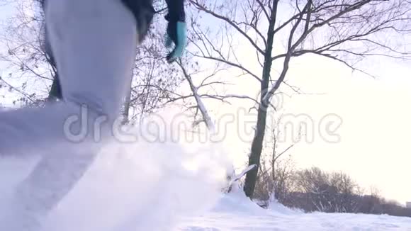 日落时分人们在公园的大雪中慢跑视频的预览图