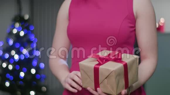 女人手解开圣诞礼物视频的预览图