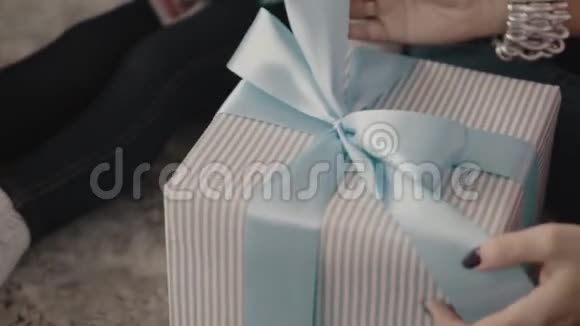 小女孩打开一个装有圣诞礼物的盒子视频的预览图