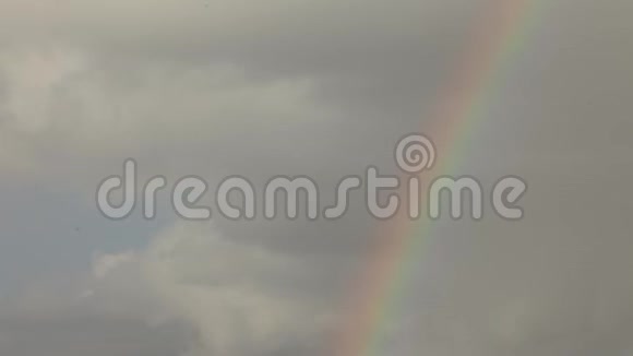 令人惊叹的彩虹在夜空中云在飞翔视频的预览图