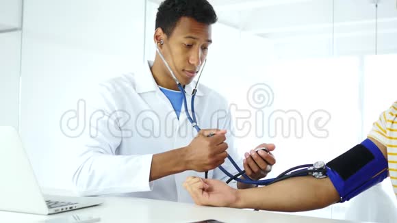 非裔美国医生在诊所检查病人血压视频的预览图