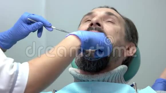 开牙器的病人视频的预览图