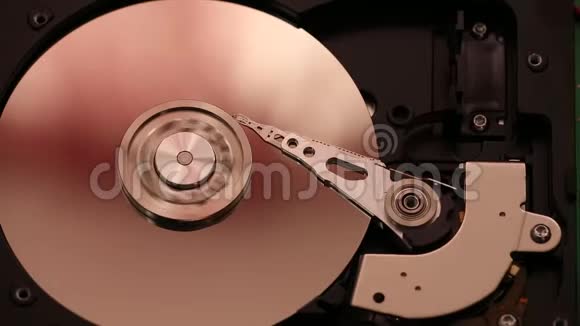 旋转主轴摆动读写臂磁盘硬盘内部计算机技术视频的预览图