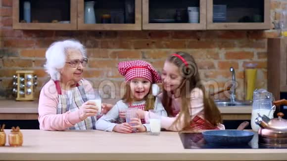 和祖母坐在一起的姐妹视频的预览图