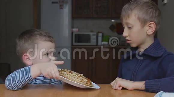 孩子们看着煎饼竖起大拇指视频的预览图