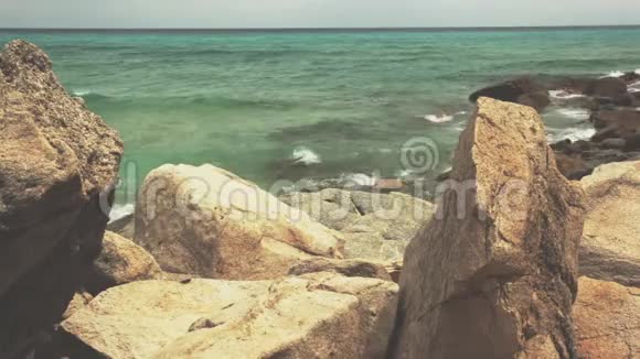 海面上的悬崖充满了复古的色彩视频的预览图