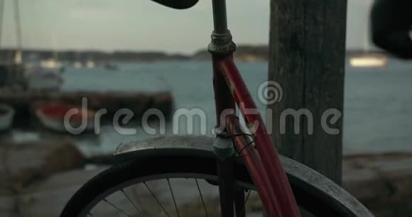 瑞典群岛一个小岛上一辆生锈的旧自行车的移动镜头视频的预览图
