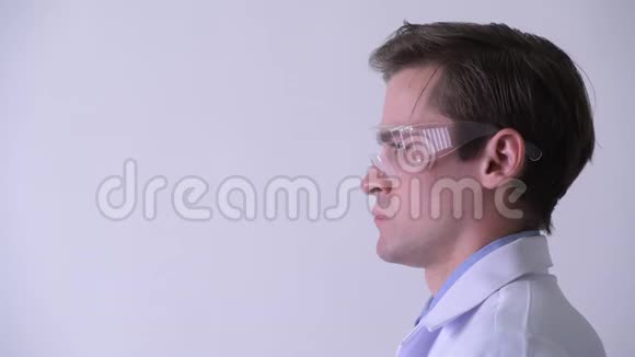 年轻快乐帅哥医生戴防护眼镜的侧写视频的预览图