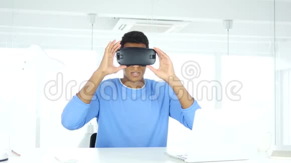 办公室戴虚拟现实眼镜智能手机vr护目镜视频的预览图