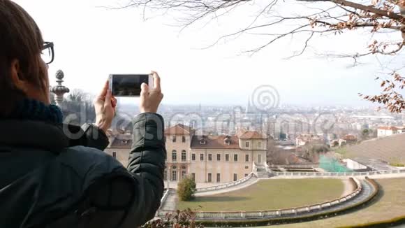 女游客使用智能手机拍照到都灵城市全景都灵旅游目的地在意大利视频的预览图