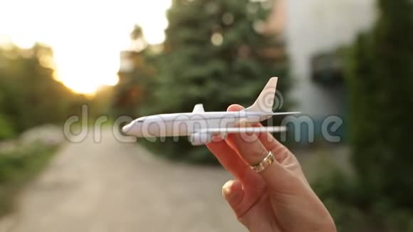 玩具飞机在女人手中模拟飞行视频的预览图