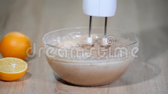 用搅拌器在碗里敲打巧克力蛋糕或饼干面糊视频的预览图
