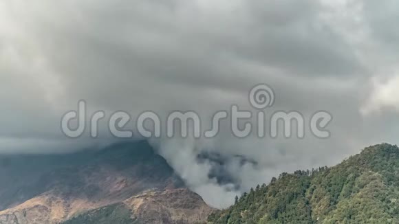 尼泊尔喜马拉雅山脉高地上空的雨云移动时间推移视频的预览图