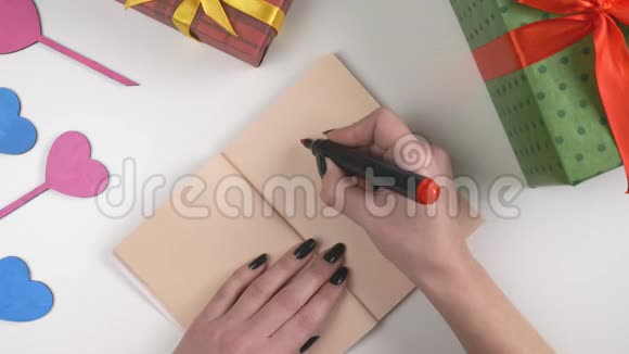 情人节插图女人的手一本深棕色的笔记本上写着60fps减价50视频的预览图