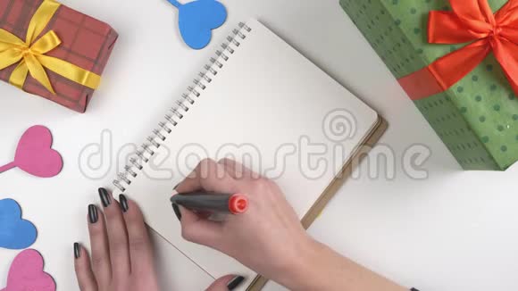 情人节插图女人手在笔记本上写销售额高达7060英尺视频的预览图