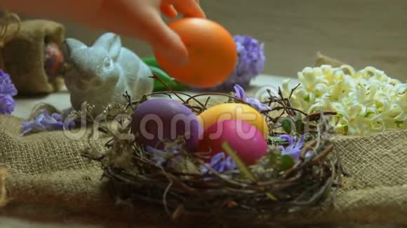 孩子们手在复活节的巢里放彩蛋视频的预览图