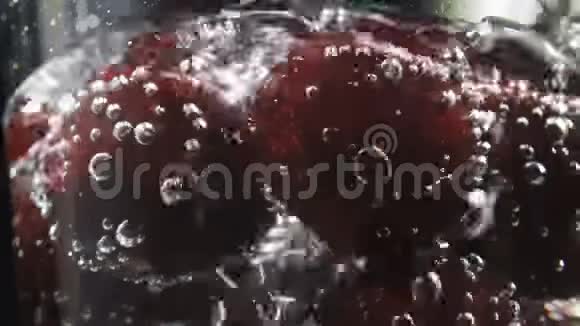 由樱桃和苏打水组成的饮料视频的预览图